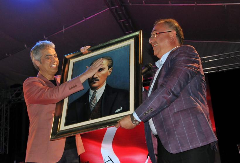 Cengiz Kurtoğlu iki sepet dut karşılığında konser verdi