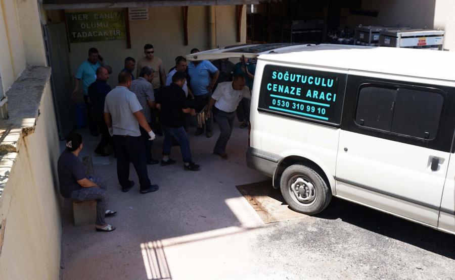 Devrilen at arabasından gölete düşen çift boğuldu