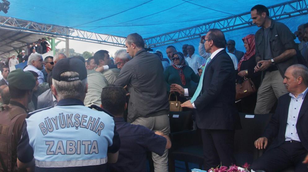 Bakan kavganın ortasında kaldı