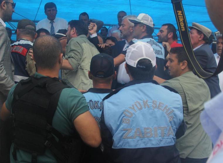 Bakan kavganın ortasında kaldı