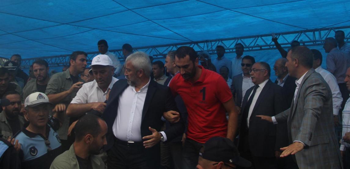 Bakan kavganın ortasında kaldı