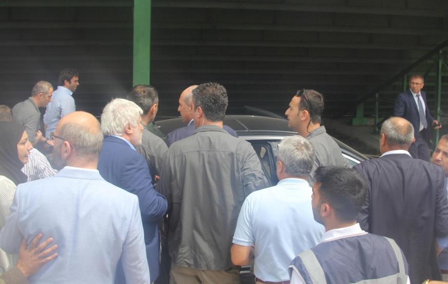 Bakan kavganın ortasında kaldı