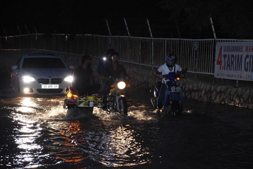 Su şebekesi patladı, Nusaybin Venedike döndü