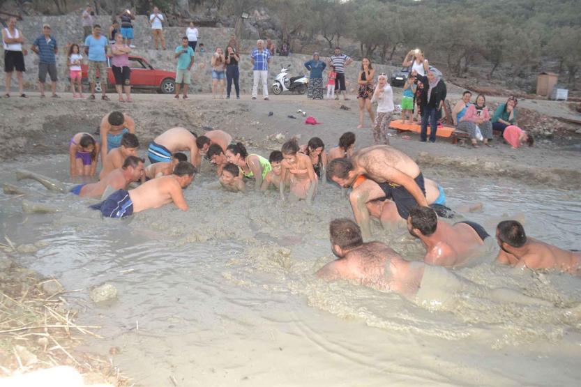 Çamur banyosunda altın aradılar