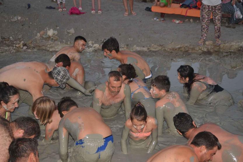 Çamur banyosunda altın aradılar