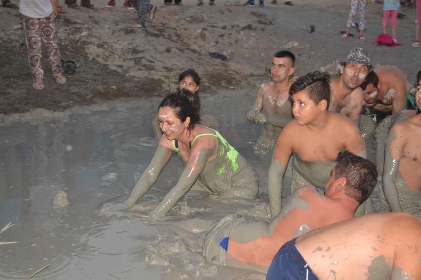 Çamur banyosunda altın aradılar