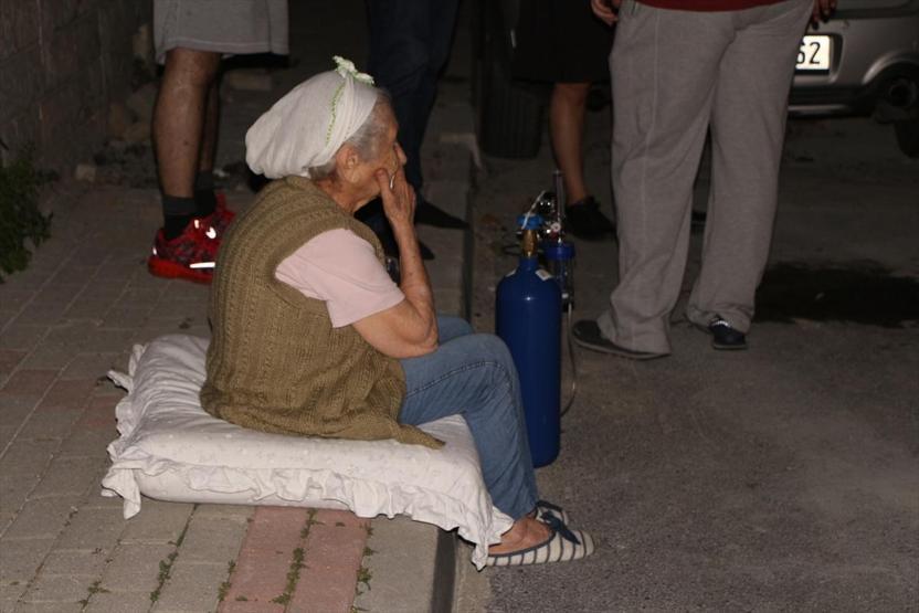 Etilerde yangın paniği: 7 kişi ve evcil hayvanlar kurtarıldı