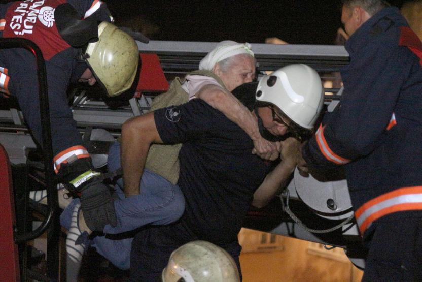 Etilerde yangın paniği: 7 kişi ve evcil hayvanlar kurtarıldı