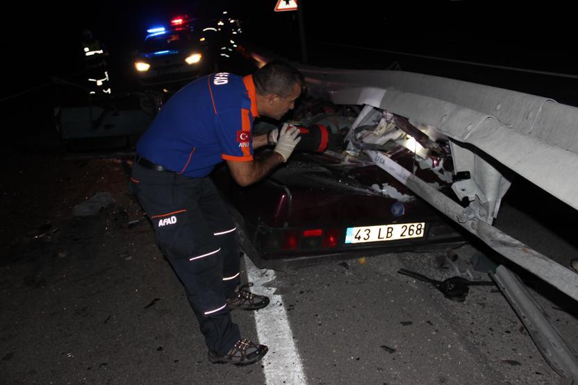 Kütahyada korkunç kaza: Otomobilden geriye bunlar kaldı