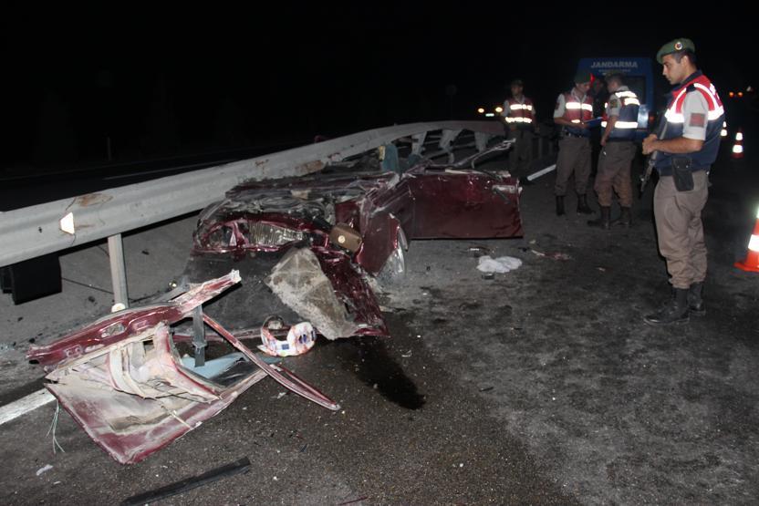 Kütahyada korkunç kaza: Otomobilden geriye bunlar kaldı