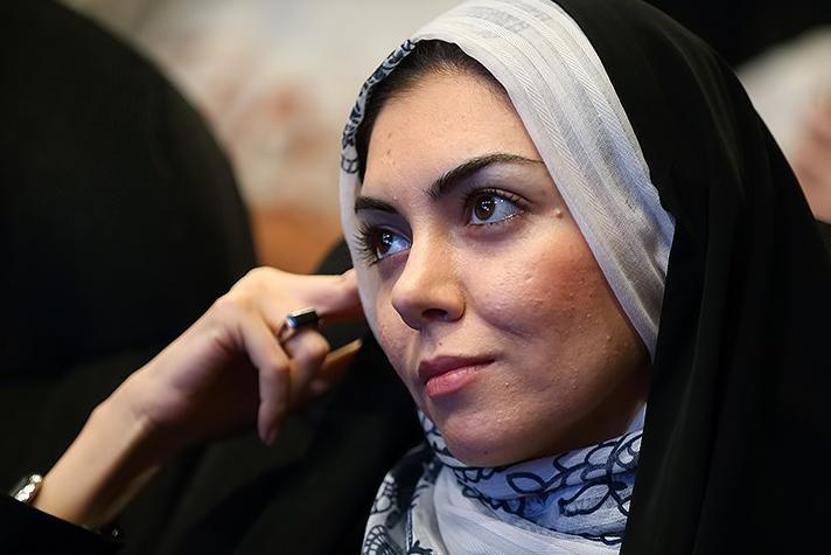 Başı açık bira içerken görüntülendi, işinden kovuldu