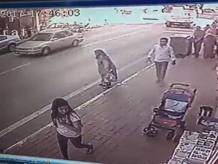Otomobilin yaşlı kadına çarpma anı kamerada
