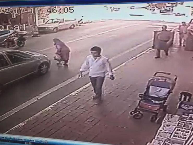 Otomobilin yaşlı kadına çarpma anı kamerada