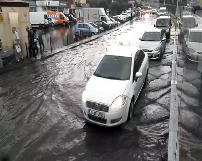 Merterde oluşan su birikintisinde çocuklar yüzdü