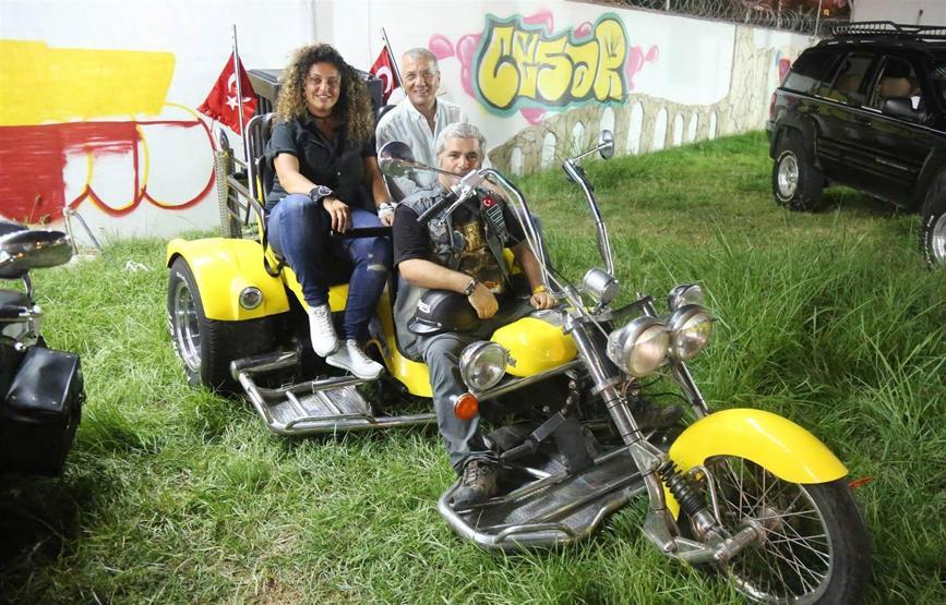 Gündüz denizde, akşam yazlık sinema keyfinde