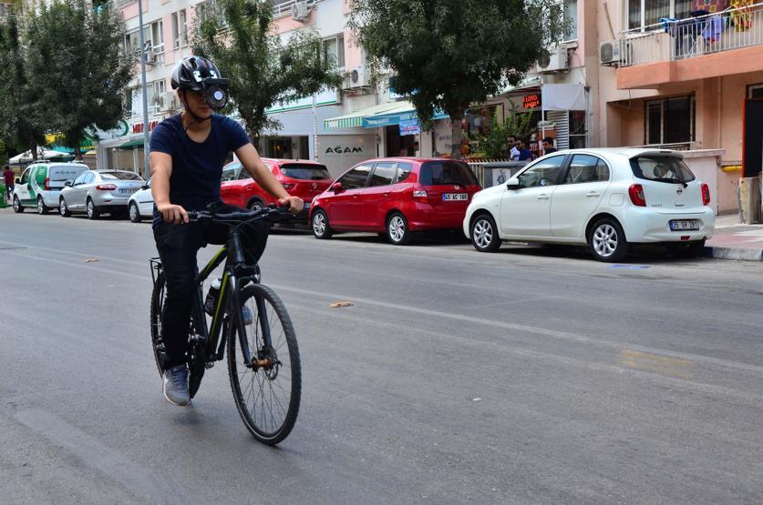 Sıcaktan bunalınca vantilatörlü kask yaptı