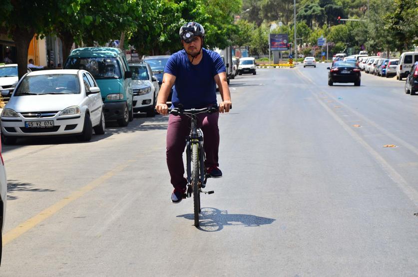 Sıcaktan bunalınca vantilatörlü kask yaptı