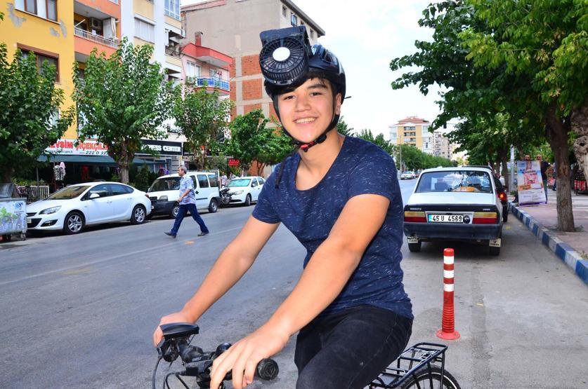 Sıcaktan bunalınca vantilatörlü kask yaptı
