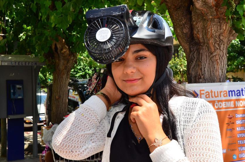 Sıcaktan bunalınca vantilatörlü kask yaptı