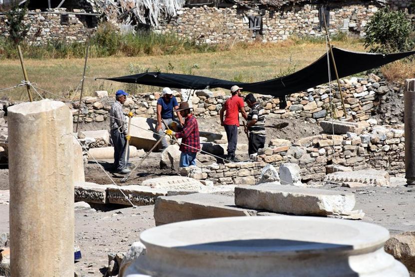 Antik kentteki kazılar sıcak nedeniyle çadırın altında sürüyor