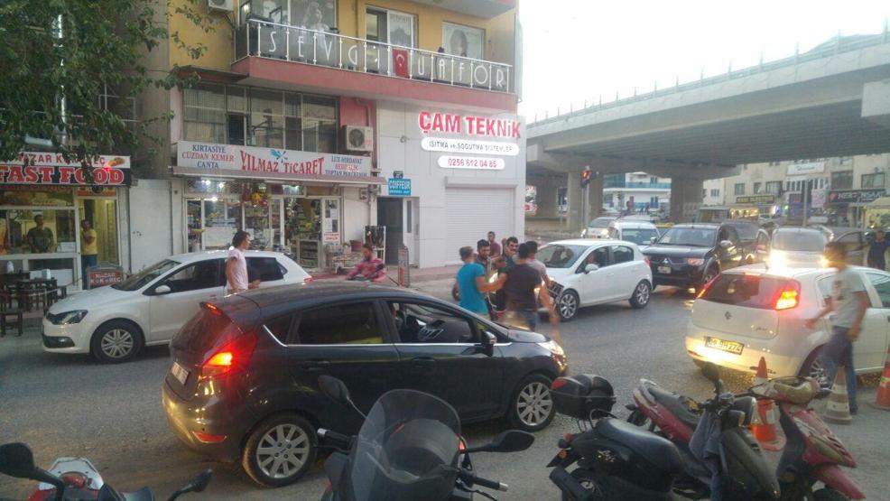 Kuşadasında sokak ortasında tekmeli, yumruklu ve sopalı kavga