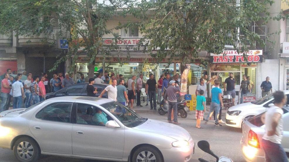 Kuşadasında sokak ortasında tekmeli, yumruklu ve sopalı kavga