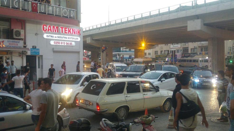 Kuşadasında sokak ortasında tekmeli, yumruklu ve sopalı kavga