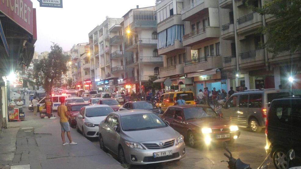 Kuşadasında sokak ortasında tekmeli, yumruklu ve sopalı kavga