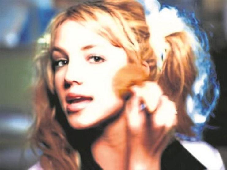 Aleyna Tilkinin Sen Olsan Bari klibi Britney Spears’ın taklidi mi