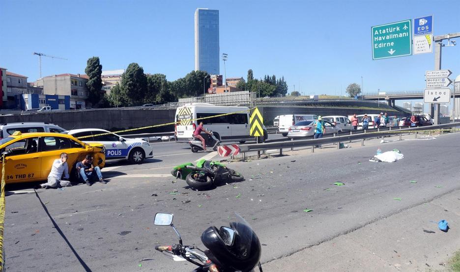 TEMde feci kaza Hatalı şerit değiştiren taksi motosikletlinin ölümüne neden oldu