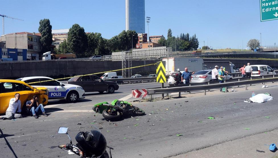 TEMde feci kaza Hatalı şerit değiştiren taksi motosikletlinin ölümüne neden oldu