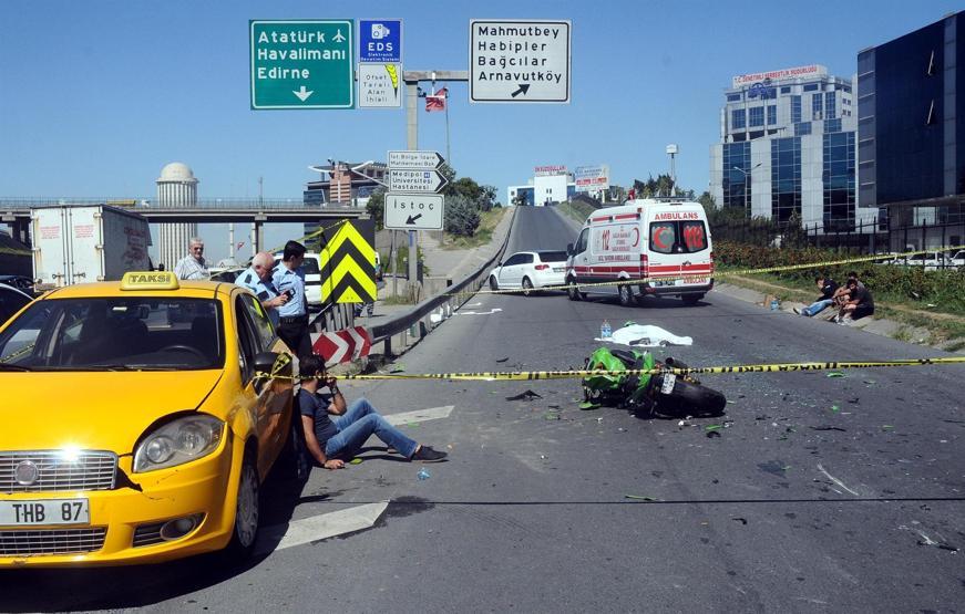 TEMde feci kaza Hatalı şerit değiştiren taksi motosikletlinin ölümüne neden oldu