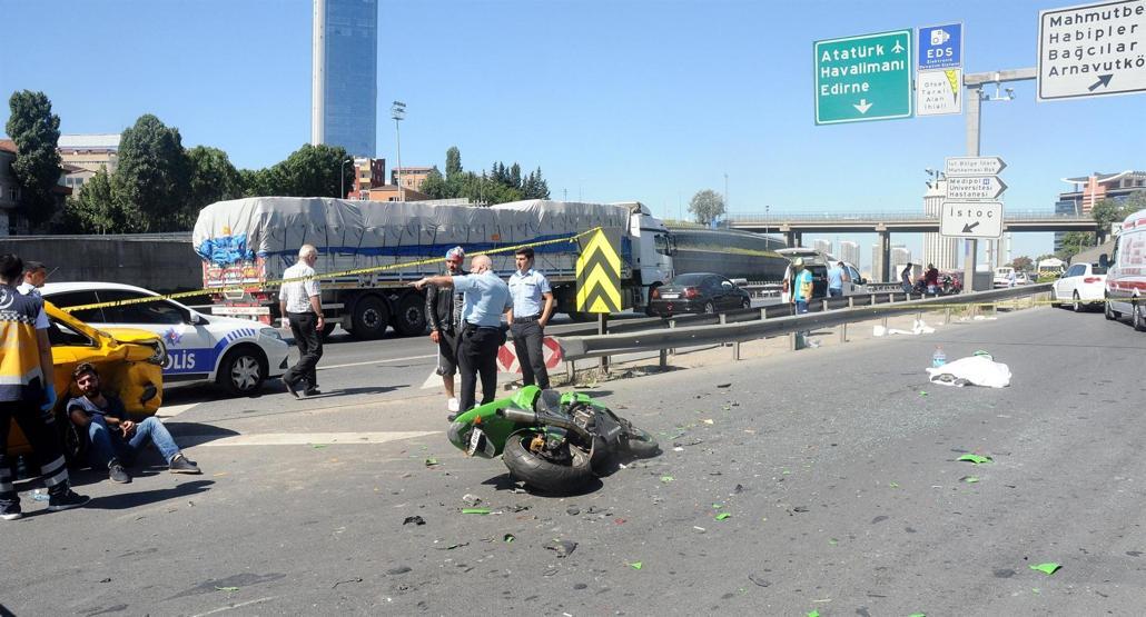TEMde feci kaza Hatalı şerit değiştiren taksi motosikletlinin ölümüne neden oldu