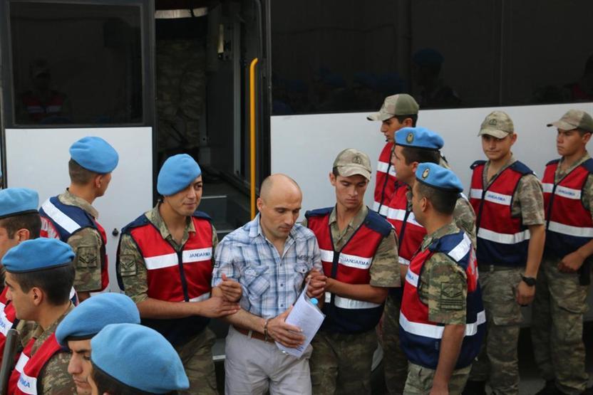 Darbeci general Geldik yoksunuz diye valiyi aramış