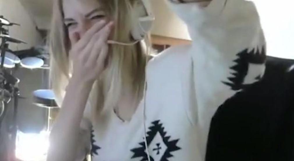 Çakmakla oynarken saçını tutuşturdu