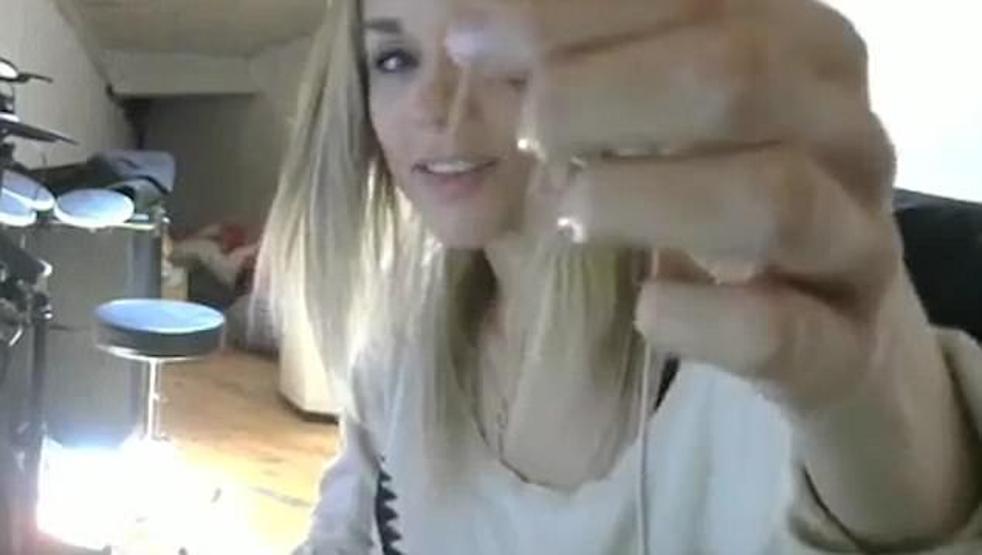 Çakmakla oynarken saçını tutuşturdu