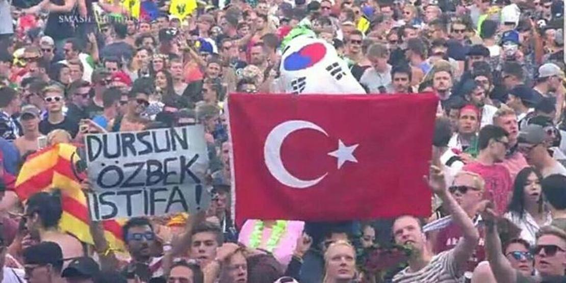 Dursun Özbek istifa pankartı açtı