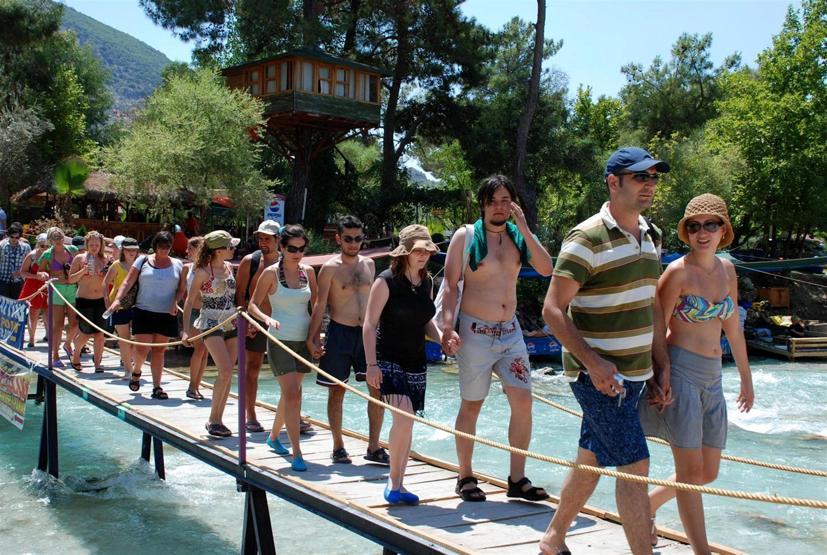 Sıcaktan bunalan bu doğa harikasına koşuyor