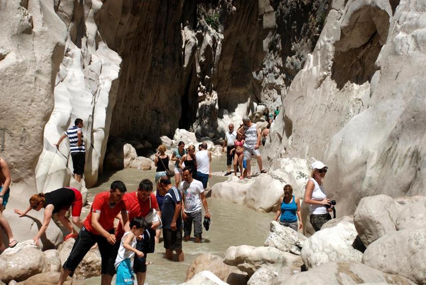 Sıcaktan bunalan bu doğa harikasına koşuyor