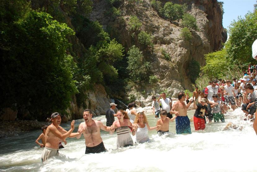 Sıcaktan bunalan bu doğa harikasına koşuyor