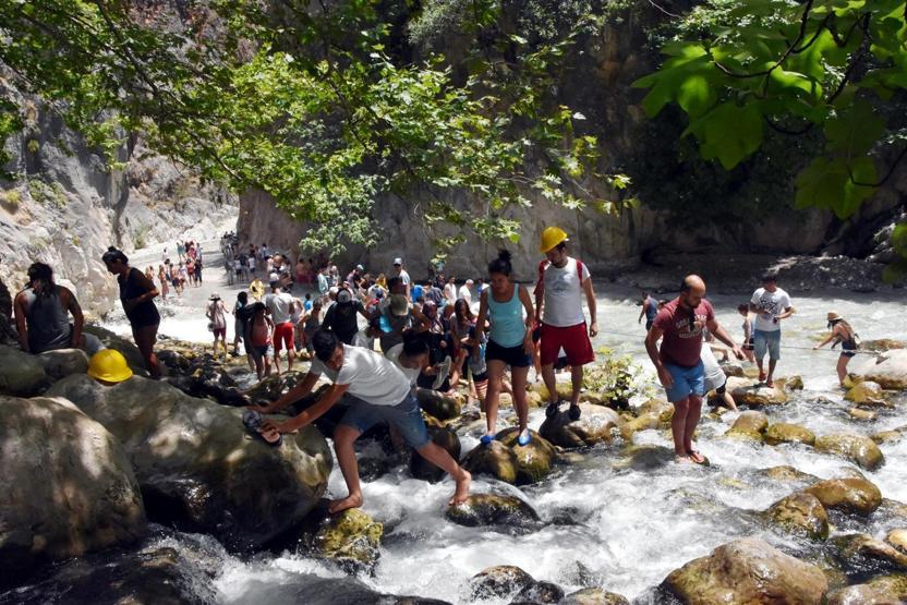 Sıcaktan bunalan bu doğa harikasına koşuyor