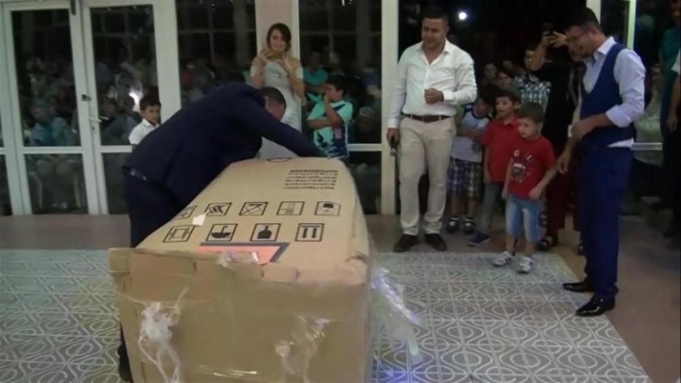 Gelin damadı alışveriş arabasında gezdirdi