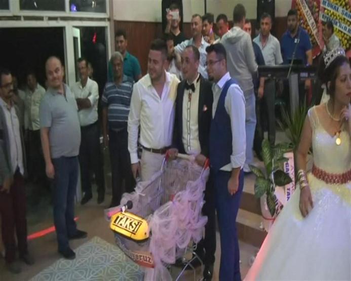 Gelin damadı alışveriş arabasında gezdirdi
