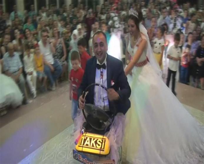 Gelin damadı alışveriş arabasında gezdirdi