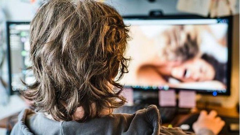Ne kadar erken porno, o kadar cinsiyetçi erkek