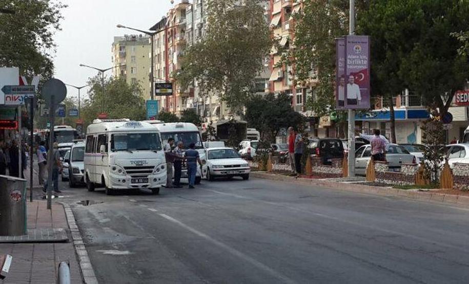 Trafikte yol verme kavgası trafiği kilitledi