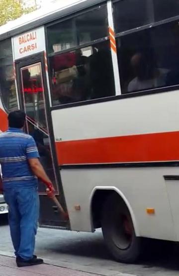 Trafikte yol verme kavgası trafiği kilitledi