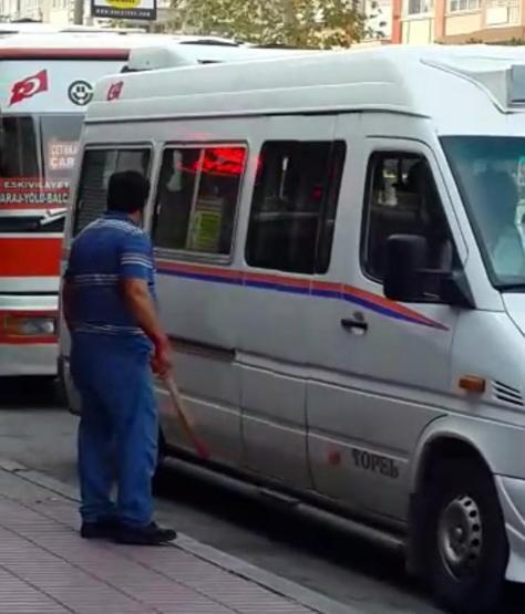 Trafikte yol verme kavgası trafiği kilitledi