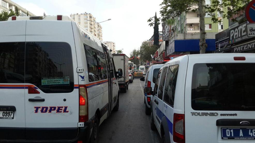 Trafikte yol verme kavgası trafiği kilitledi