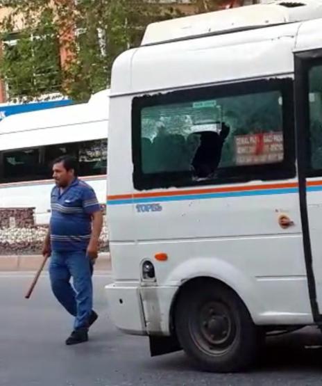 Trafikte yol verme kavgası trafiği kilitledi